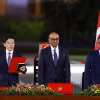 Tân Thủ tướng Singapore Lawrence Wong (trái) tuyên thệ nhậm chức. (Nguồn: Straits Times)