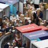 Công nhân phân loại hàng hóa tại một trung tâm phân phối bưu kiện ở Seoul. (Nguồn: Yonhap)