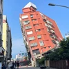Một tòa nhà bị đổ nghiêng sau động đất tại Hoa Liên, Đài Loan (Trung Quốc) ngày 3/4/2024. (Ảnh: AFP/TTXVN)