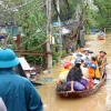 Người dân bãi giữa và ven bờ sông Hồng đưa tài sản, đồ đạc và vật nuôi vào bờ, sơ tán tại địa bàn phường Yên Phụ (quận Tây Hồ), Phúc Xá (quận Hoàn Kiếm). (Ảnh: Huy Hùng/TTXVN)