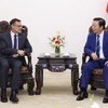 Phó Thủ tướng Trần Hồng Hà tiếp Đại sứ Australia tại Việt Nam Andrew Goledzinowski. (Ảnh: Văn Điệp/TTXVN)