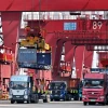 Xe tải vận chuyển hàng hóa tại cảng Thanh Đảo, tỉnh Sơn Đông, Trung Quốc. (Ảnh: THX/TTXVN)