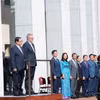 Thủ tướng Phạm Minh Chính và Thủ tướng Australia Anthony Albanese nghe quân nhạc cử quốc thiều hai nước. (Ảnh: Dương Giang/TTXVN)