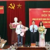 Ông Hoàng Văn Nghiệm, Phó Bí thư Thường trực Tỉnh ủy, Trưởng Đoàn đại biểu Quốc hội tỉnh trao quyết định và tặng hoa các đồng chí đến nhận công tác tại Ủy ban MTTQ Việt Nam tỉnh. (Nguồn: Báo Lạng Sơn)