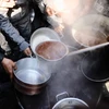 Người dân chờ được phát thực phẩm cứu trợ tại trại tị nạn ở Dải Gaza, ngày 27/2/2024. (Ảnh: THX/TTXVN)