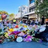 Rất nhiều hoa được người dân Australia đặt bên ngoài Trung tâm thương mại Westfield Bondi Junction để tưởng nhớ các nạn nhân trong vụ tấn công bằng dao chiều 13/4. (Ảnh: Thanh Tú/TTXVN)