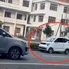 Hình ảnh bà T lái xe đi ngược chiều được người dân quay lại. (Nguồn: Báo Pháp luật)