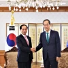 Thủ tướng Hàn Quốc Han Duck-soo tiếp Bộ trưởng Ngoại giao Bùi Thanh Sơn ngày 31/5. (Ảnh: Khánh Vân/TTXVN)