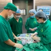 Sau gần 2 giờ đồng hồ, 2 mẹ con sản phụ đã vượt qua cơn nguy hiểm, em bé chào đời là một bé trai khỏe mạnh với cân nặng 2.700gr. (Ảnh: Hoa Mai/TTXVN)