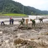 Lực lượng chức năng nỗ lực tìm kiếm các nạn nhân mất tích. (Ảnh: Xuân Tư/TTXVN)