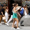 Người dân di chuyển dưới trời nắng nóng tại Madrid, Tây Ban Nha. (Ảnh: AFP/TTXVN)