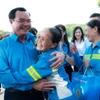 Chủ tịch Tổng Liên đoàn Lao động Việt Nam tặng quà công nhân môi trường Thủ đô