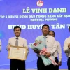 Bí thư Tỉnh ủy, Chủ tịch HĐND tỉnh Nguyễn Văn Được và Chủ tịch UBND Long An Nguyễn Văn Út tặng bằng khen đơn vị đứng đầu trong Bảng xếp hạng Chỉ số năng lực cạnh tranh khối sở, ban, ngành (DDCI) năm 2023. (Ảnh: Thanh Bình/TTXVN)