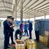 Lực lượng Hải quan Cửa khẩu cầu Bắc Luân II kiểm tra hàng hóa nhập khẩu tại bãi kiểm hóa. (Ảnh: TTXVN phát)