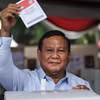 Ứng cử viên Tổng thống Indonesia Prabowo Subianto bỏ phiếu tại điểm bầu cử ở Bogor ngày 14/2/2024. (Ảnh: AFP/TTXVN)