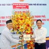Ông Phạm Minh Tuấn (phải), Phó Chủ tịch Ủy ban MTTQ Việt Nam Thành phố Hồ Chí Minh trao quà cho Ban đại diện Cộng đồng Hồi giáo Thành phố. (Ảnh: Xuân Khu/TTXVN)