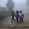 Nhiều học sinh do được tuyên truyền về đợt rét đậm, rét hại nên đã chủ động mặc áo ấm để chống chọi với giá rét khi đến trường. (Ảnh: Quý Trung/TTXVN)