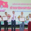 Bí thư Tỉnh ủy Bạc Liêu Lữ Văn Hùng trao Huy hiệu 60 tuổi Đảng cho 4 đảng viên. (Ảnh: Tuấn Kiệt/TTXVN)