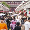 Khách du lịch tham quan phố mua sắm ở quận Asakusa ở Tokyo, Nhật Bản. (Ảnh: Kyodo/TTXVN)