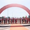 Nghi thức cắt băng khánh thành tuyến đường. (Ảnh: Sỹ Thắng/TTXVN)