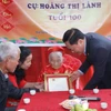 Chủ tịch UBND tỉnh Lạng Sơn Hồ Tiến Thiệu trao Thiếp mừng thọ 100 tuổi của Chủ tịch nước cho cụ Hoàng Thị Lành, khu 5A, thị trấn Na Dương, huyện Lộc Bình, ngày 14/3/2023. (Ảnh minh họa: Anh Tuấn/TTXVN)