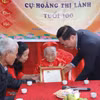 Chủ tịch UBND tỉnh Lạng Sơn Hồ Tiến Thiệu trao Thiếp mừng thọ 100 tuổi của Chủ tịch nước cho cụ Hoàng Thị Lành, khu 5A, thị trấn Na Dương, huyện Lộc Bình, ngày 14/3/2023. (Ảnh minh họa: Anh Tuấn/TTXVN)