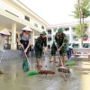 Lực lượng bộ đội tham gia dọn dẹp trường học sau lụt bão tại xã Sơn Đông, huyện Lập Thạch. (Ảnh: Hoàng Hùng/TTXVN)