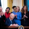 Tổng thống Mỹ Joe Biden ký sắc lệnh tăng cường nghiên cứu sức khỏe của phụ nữ. (Nguồn: Bloomberg)