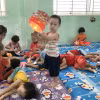 Các trẻ vui chơi cùng các cô giáo, bảo mẫu tại Cơ sở nuôi dưỡng bảo trợ trẻ em Tam Bình. (Ảnh: Thanh Vũ/TTXVN)