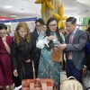 Các đại biểu tham quan gian hàng tại hội chợ. (Ảnh: PV/Vietnam+)