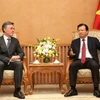 Phó Thủ tướng Trịnh Đình Dũng có buổi tiếp Phó Chủ tịch Ngân hàng Đầu tư Cơ sở Hạ tầng châu Á (AIIB) Joachim von Amsberg. (Ảnh: Dương Giang/TTXVN)