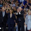 Phó Tổng thống Mỹ Kamala Harris (thứ 2, trái) và Thống đốc bang Minnesota Tim Walz (thứ 2, phải) trong cuộc vận động tranh cử ở thành phố Philadelphia, bang Pennsylvania. (Ảnh: Reuters/TTXVN)