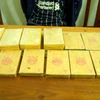 Tang vật 15 bánh heroin bị cơ quan công an thu giữ. (Ảnh: TTXVN phát)
