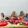 Người dân thôn Thiên Hương (thị trấn Đồng Văn) được di dời đến nơi an toàn. (Ảnh: TTXVN phát)