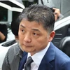 Ông Kim Beom-su, nhà sáng lập tập đoàn công nghệ Kakao Corp, tại Tòa án quận Nambu ở Seoul, Hàn Quốc. (Ảnh: Yonhap/TTXVN)