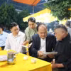Ban Aan toàn Giao thông tỉnh Quảng Ninh thăm hỏi, chia buồn và hỗ trợ gia đình nạn nhân đã tử vong vụ tai nạn giao thông rạng sáng 31/10 tại tỉnh Lạng Sơn. (Ảnh: TTXVN phát)