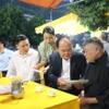 Ban Aan toàn Giao thông tỉnh Quảng Ninh thăm hỏi, chia buồn và hỗ trợ gia đình nạn nhân đã tử vong vụ tai nạn giao thông rạng sáng 31/10 tại tỉnh Lạng Sơn. (Ảnh: TTXVN phát)