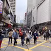 Người dân và du khách tham quan mua sắm ở khu vực Causeway, Hong Kong. (Ảnh: Mạc Luyện/TTXVN)
