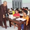 Sư cô Thích Nữ Đức Thịnh với các em học sinh trong lớp học tình thương. (Ảnh: Nguyễn Thành/TTXVN)