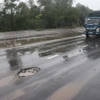Ổ gà trên Quốc lộ 1A đoạn qua huyện Triệu Phong. (Ảnh: Nguyên Lý/TTXVN)
