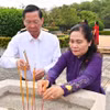 Chủ tịch Ủy ban Nhân dân TPHCM Phan Văn Mãi, Chủ tịch Hội đồng Nhân dân TPHCM Nguyễn Thị Lệ dâng hương, dâng hoa tại Di tích lịch sử Ngã ba Giồng. (Nguồn: Trung tâm báo chí Thành phố Hồ Chí Minh)
