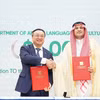Hiệu trưởng Trường Đại học Ngoại ngữ-Đại học Quốc gia Hà Nội Đỗ Tuấn Minh và Đại sứ Saudi Arabia ký kết về việc tài trợ của Đại sứ quán cho dự án Từ điển Arab-Việt đầu tiên tại Việt Nam. (Nguồn: Trường Đại học Ngoại ngữ)