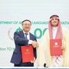 Hiệu trưởng Trường Đại học Ngoại ngữ-Đại học Quốc gia Hà Nội Đỗ Tuấn Minh và Đại sứ Saudi Arabia ký kết về việc tài trợ của Đại sứ quán cho dự án Từ điển Arab-Việt đầu tiên tại Việt Nam. (Nguồn: Trường Đại học Ngoại ngữ)