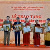 Trao tặng bằng vinh danh nghệ nhân ưu tú cho các nghệ nhân trong lĩnh vực di sản văn hóa phi vật thể ở Hà Nội. (Ảnh: Đinh Thuận/TTXVN)