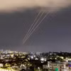 Hình ảnh về hoạt động phòng không của Iran chống lại đòn tấn công của Israel