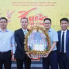 Đại diện Đại sứ quán Việt Nam tại Campuchia chúc mừng Tổng Lãnh sự quán Việt Nam tại tỉnh Battambang nhân dịp Tết Nguyên đán Giáp Thìn 2024. (Ảnh: Quang Anh/TTXVN)
