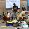 Nhân viên Cơ quan Chống Ma túy Philippine (PDEA) tiêu hủy dụng cụ và hóa chất tại một cơ sở điều chế ma túy trái phép ở thành phố Valenzuela, Philippines, ngày 12/10 vừa qua. (Ảnh: THX/TTXVN)
