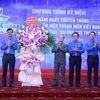 Ban Bí thư Trung ương Đoàn tặng hoa các thế hệ lãnh đạo Trung ương Hội Liên hiệp Thanh niên Việt Nam qua các thời kỳ. (Ảnh: Minh Đức/TTXVN)