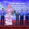 Ban Bí thư Trung ương Đoàn tặng hoa các thế hệ lãnh đạo Trung ương Hội Liên hiệp Thanh niên Việt Nam qua các thời kỳ. (Ảnh: Minh Đức/TTXVN)