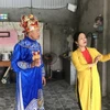 Hai thành viên Câu lạc bộ hát Tuồng Thạch Lỗi đang nhập vai trong vở diễn tuồng cổ. (Ảnh: Tiến Vĩnh/TTXVN)